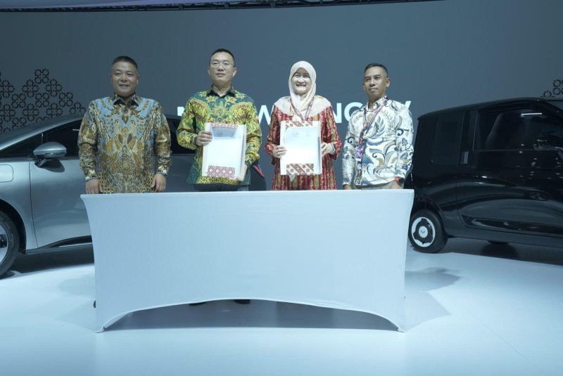 Plt. Direktur Utama Haleyora Power, Susiana Mutia (kedua dari kanan) dan Executive Director Wuling Motors Holdings Ltd., Wei Mingfeng (kedua dari kiri) menandatangani Memorandum of Understanding untuk layanan 7 Days Home Charging Device di sela gelaran Indonesia International Motor Show (IIMS) 2025, JIEXPO Kemayoran, Jakarta, Jumat (14/2).