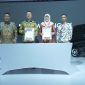 Plt. Direktur Utama Haleyora Power, Susiana Mutia (kedua dari kanan) dan Executive Director Wuling Motors Holdings Ltd., Wei Mingfeng (kedua dari kiri) menandatangani Memorandum of Understanding untuk layanan 7 Days Home Charging Device di sela gelaran Indonesia International Motor Show (IIMS) 2025, JIEXPO Kemayoran, Jakarta, Jumat (14/2).