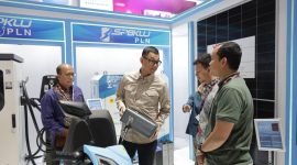 Direktur Utama PLN, Darmawan Prasodjo (kedua dari kiri) dan Direktur Manajemen Risiko PLN, Suroso Isnandar (kiri) saat mengunjungi booth PLN di IIMS 2025 pada Minggu (16/2).