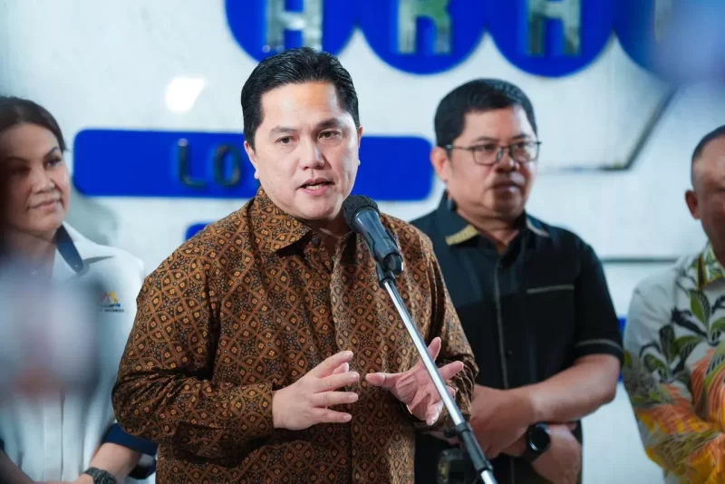 Menteri BUMN, Erick Thohir usai rapat koordinasi dengan Menteri Perumahan dan Kawasan Permukiman Maruarar Sirait di kantor Kementerian BUMN, Jakarta, Senin (10/2/2025). (DOK. Humas Kementerian BUMN)