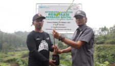 Program Reboisasi Hutan di Indonesia dengan penanaman bibit pohon di Cianjur menggunakan teknologi Geographic Information System (GIS) untuk pengawasan lahan yang sudah ditanami bibit pohon. ( foto. Telkom )