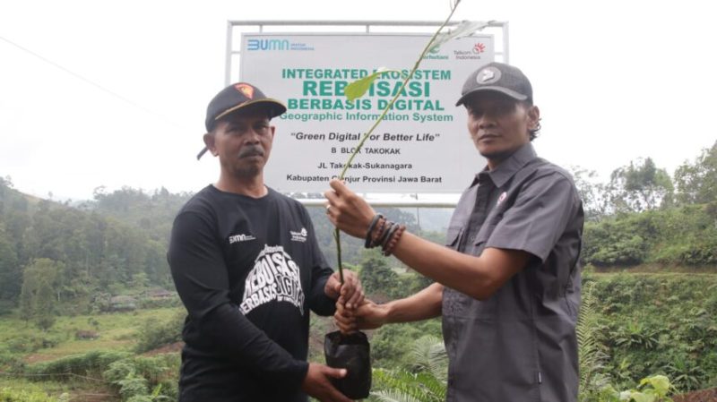 Program Reboisasi Hutan di Indonesia dengan penanaman bibit pohon di Cianjur menggunakan teknologi Geographic Information System (GIS) untuk pengawasan lahan yang sudah ditanami bibit pohon. ( foto. Telkom )