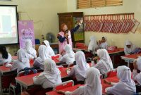 Suasana ketika Srikandi PLN menggelar edukasi terkait kelistrikan pada siswa Sekolah Dasar Negeri (SDN) Limo 2 Kota Depok, Jawa Barat. ( foto dok. PLN )