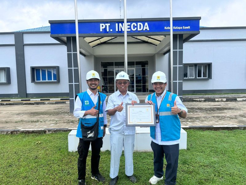 Penyerahan Renewable Energy Certificate (REC) kepada General Manager PT Inecda Plantation, Kamdi (tengah) oleh Team Leader Sales Retail PLN Unit Pelaksana Pelayanan Pelanggan (UP3) Rengat, Albar Harjanto (kanan), dan Team Leader Pelayanan Pelanggan dan Administrasi PLN Unit Layanan Pelanggan (ULP) Air Molek, Mefi Hidayat (kiri), pada Senin (24/2).