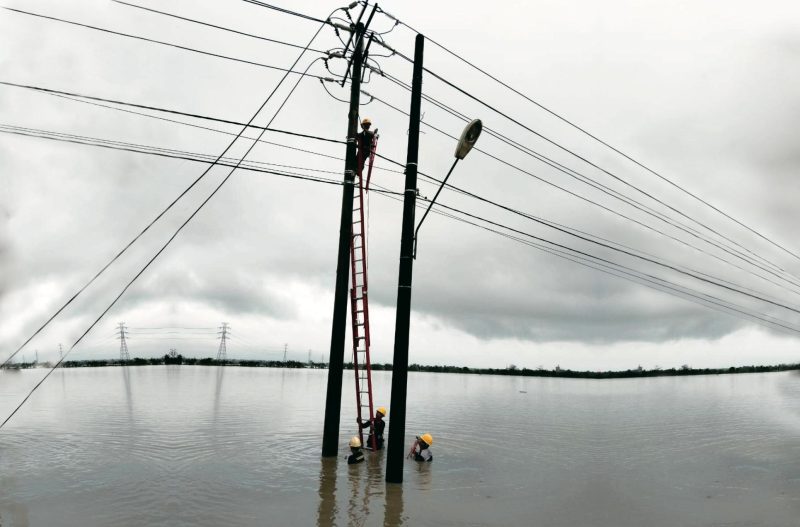 Potret petugas PLN saat berupaya memperbaiki jaringan listrik yang terdampak cuaca ekstrem di Kabupaten Gowa, Sulawesi Selatan, pada Selasa (11/2).