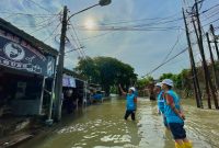Petugas PLN memastikan jaringan listrik yang berpotensi terendam air untuk keamanan ketenagalistrikan bagi warga.