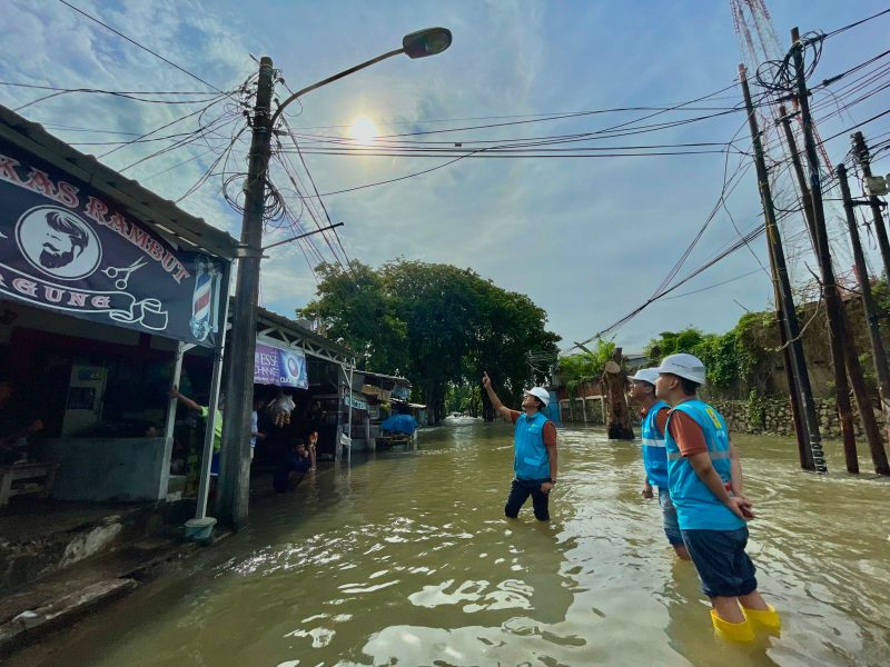 Petugas PLN memastikan jaringan listrik yang berpotensi terendam air untuk keamanan ketenagalistrikan bagi warga.