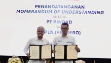 Penandatanganan MoU yang dilakukan antara Direktur Utama PLN, Darmawan Prasodjo (kanan) dengan PT Pindad, Sigit P. Santosa (kiri) dengan ruang lingkup kerja sama studi pengembangan potensi pembangkit pikohidro dan mikrohidro dalam mendukung elektrifikasi dan transisi energi di Indonesia.