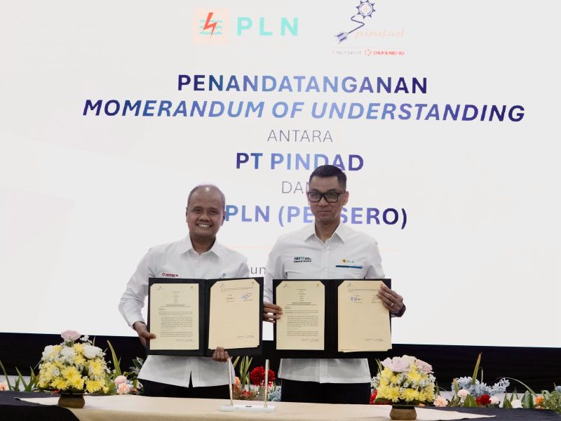 Penandatanganan MoU yang dilakukan antara Direktur Utama PLN, Darmawan Prasodjo (kanan) dengan PT Pindad, Sigit P. Santosa (kiri) dengan ruang lingkup kerja sama studi pengembangan potensi pembangkit pikohidro dan mikrohidro dalam mendukung elektrifikasi dan transisi energi di Indonesia.