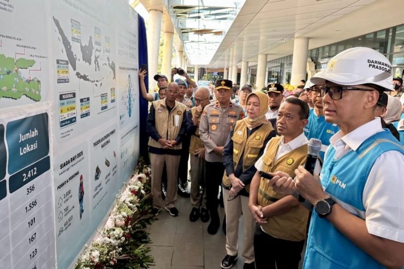 Menteri ESDM, Bahlil Lahadalia (kedua dari kanan) menerima penjelasan walking gallery oleh Direktur Utama PLN, Darmawan Prasodjo (kanan) terkait kondisi kelistrikan dan infrastruktur charging EV di SPKLU Pelabuhan Merak, Banten pada Kamis, (13/3).