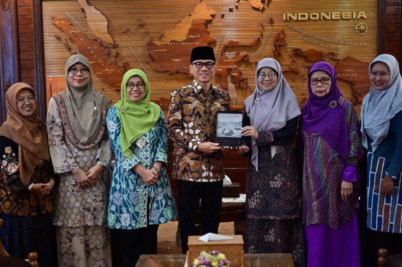 JAKARTA_ Menteri Desa dan pembangunan daerah tertinggal Yandri Susanto, Menerima audiensi Pimpinan Pusat Aisyiyah, di ruang kerja, Selasa 18/03/25
Foto : Andri/Kemendes