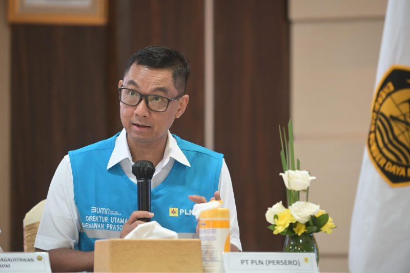 Direktur Utama PLN, Darmawan Prasodjo memaparkan kesiapan infastruktur SPKLU pada periode Ramadan dan Idulfitri tahun ini dalam Konferensi Pers Pembukaan Posko Nasional Sektor ESDM Periode Ramadan dan Hari Raya Idulfitri Tahun 2025 di Kantor BPH Migas, Jakarta, Senin (17/3). Hingga saat ini, PLN telah menyediakan total 3.558 unit SPKLU yang tersebar di 2.412 titik strategis di seluruh Indonesia. Sedangkan untuk jalur mudik Trans Sumatra dan Jawa, PLN menyediakan sebanyak 1.000 unit SPKLU di 615 lokasi.