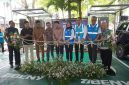 Executive Vice President Pengembangan Produk Niaga PLN, Ririn Rachmawardini (keempat dari kanan), Executive Vice President Penjualan dan Pelayanan Pelanggan Retail PLN, Daniel Lestanto (kiri), Executive Vice President Komunikasi Korporat dan TJSL PLN, Gregorius Adi Trianto (ketiga dari kanan), General Manager PLN Unit Induk Distribusi Jawa Barat, Agung Murdifi (kedua dari kanan), Prof. Ir. Tumiran, M.Eng., PHD (kanan), Pemilik PT Usaha Chunlan Indonesia, Edi Amin (keempat dari kiri), Pemilik Rest Area KM 38B, Roger Tjakradisurya (kelima dari kiri), Plt. Asisten Perekonomian dan Pembangunan Setda Kota Bogor, Rahmat Hidayat (ketiga dari kiri), Ketua Bidang Energi & Energi Terbarukan Asosiasi Pengusaha Rest Area Indonesia, Hansen Setiawan (kedua dari kiri) saat meresmikan SPKLU Center Rest Area 38B Tol Jagorawi, Kota Bogor, Senin (24/3).