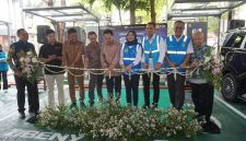 Executive Vice President Pengembangan Produk Niaga PLN, Ririn Rachmawardini (keempat dari kanan), Executive Vice President Penjualan dan Pelayanan Pelanggan Retail PLN, Daniel Lestanto (kiri), Executive Vice President Komunikasi Korporat dan TJSL PLN, Gregorius Adi Trianto (ketiga dari kanan), General Manager PLN Unit Induk Distribusi Jawa Barat, Agung Murdifi (kedua dari kanan), Prof. Ir. Tumiran, M.Eng., PHD (kanan), Pemilik PT Usaha Chunlan Indonesia, Edi Amin (keempat dari kiri), Pemilik Rest Area KM 38B, Roger Tjakradisurya (kelima dari kiri), Plt. Asisten Perekonomian dan Pembangunan Setda Kota Bogor, Rahmat Hidayat (ketiga dari kiri), Ketua Bidang Energi & Energi Terbarukan Asosiasi Pengusaha Rest Area Indonesia, Hansen Setiawan (kedua dari kiri) saat meresmikan SPKLU Center Rest Area 38B Tol Jagorawi, Kota Bogor, Senin (24/3).