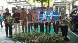 Executive Vice President Pengembangan Produk Niaga PLN, Ririn Rachmawardini (keempat dari kanan), Executive Vice President Penjualan dan Pelayanan Pelanggan Retail PLN, Daniel Lestanto (kiri), Executive Vice President Komunikasi Korporat dan TJSL PLN, Gregorius Adi Trianto (ketiga dari kanan), General Manager PLN Unit Induk Distribusi Jawa Barat, Agung Murdifi (kedua dari kanan), Prof. Ir. Tumiran, M.Eng., PHD (kanan), Pemilik PT Usaha Chunlan Indonesia, Edi Amin (keempat dari kiri), Pemilik Rest Area KM 38B, Roger Tjakradisurya (kelima dari kiri), Plt. Asisten Perekonomian dan Pembangunan Setda Kota Bogor, Rahmat Hidayat (ketiga dari kiri), Ketua Bidang Energi & Energi Terbarukan Asosiasi Pengusaha Rest Area Indonesia, Hansen Setiawan (kedua dari kiri) saat meresmikan SPKLU Center Rest Area 38B Tol Jagorawi, Kota Bogor, Senin (24/3).