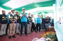 Direktur Utama PLN, Darmawan Prasodjo (depan kanan) memaparkan kondisi kelistrikan dan kesiapan SPKLU di Jawa Timur dalam menghadapi periode Idulfitri 1446 Hijriah kepada Menteri ESDM, Bahlil Lahadalia (depan kiri) di DCC PLN UP2D Jawa Timur, Surabaya pada Selasa (25/3). Guna meningkatkan kenyamanan para pengguna kendaraan listrik, PLN menambah jumlah Stasiun Pengisian Kendaraan Listrik Umum (SPKLU) di wilayah Jawa Timur sebanyak 6 kali lipat dibandingkan periode Lebaran sebelumnya.