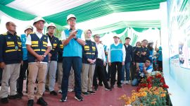 Direktur Utama PLN, Darmawan Prasodjo (depan kanan) memaparkan kondisi kelistrikan dan kesiapan SPKLU di Jawa Timur dalam menghadapi periode Idulfitri 1446 Hijriah kepada Menteri ESDM, Bahlil Lahadalia (depan kiri) di DCC PLN UP2D Jawa Timur, Surabaya pada Selasa (25/3). Guna meningkatkan kenyamanan para pengguna kendaraan listrik, PLN menambah jumlah Stasiun Pengisian Kendaraan Listrik Umum (SPKLU) di wilayah Jawa Timur sebanyak 6 kali lipat dibandingkan periode Lebaran sebelumnya.