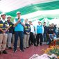 Direktur Utama PLN, Darmawan Prasodjo (depan kanan) memaparkan kondisi kelistrikan dan kesiapan SPKLU di Jawa Timur dalam menghadapi periode Idulfitri 1446 Hijriah kepada Menteri ESDM, Bahlil Lahadalia (depan kiri) di DCC PLN UP2D Jawa Timur, Surabaya pada Selasa (25/3). Guna meningkatkan kenyamanan para pengguna kendaraan listrik, PLN menambah jumlah Stasiun Pengisian Kendaraan Listrik Umum (SPKLU) di wilayah Jawa Timur sebanyak 6 kali lipat dibandingkan periode Lebaran sebelumnya.