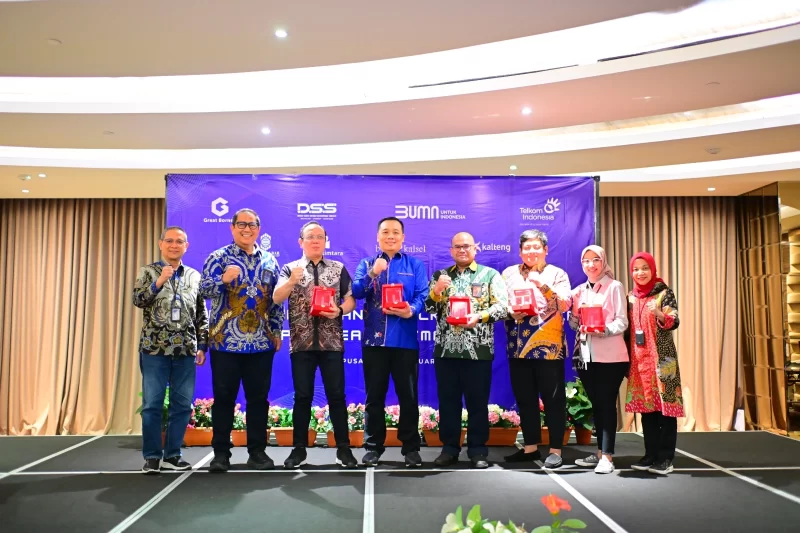 Dari Kiri ke Kanan) EVP DSS Telkom Dedy Mardhianto, EVP Treg 4 Rachmad Dwi Hartanto, Kadiv IT Bank Kalbar Abdurahim Fiqry, Direktur Operasional Bank Kalsel Toni Darmawan, Kadep Operasional IT Bank Kalteng Irawan, Kadep IT Bank Kaltimtara Oska Yoris, Head Digital Business Bank DKI Yesti, Dirut Telkom Sigma Dwi Sulistiani saat acara workshop produk dan layanan Telkom di Hotel Ashley Wahid Hasyim, Jakarta, 