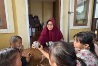 Mardiana, Ketua Posyandu sekaligus sosok penggerak program Selamatkan Stunting dan Gizi Buruk Bersama Pertamina (Seribu Asa) yang diinisiasi PHE OSES di Kepulauan Seribu, Jakarta. (Foto : Pertamina).