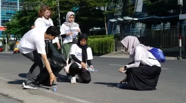 Kegiatan mengumpulkan dan memilah sampah plastik pada acara GoZero% Active Challenge & Clean-Up Walk yang menjadi bagian dari rangkaian kegiatan GoZero% Goes to Medan, pada Minggu (27/4).