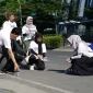 Kegiatan mengumpulkan dan memilah sampah plastik pada acara GoZero% Active Challenge & Clean-Up Walk yang menjadi bagian dari rangkaian kegiatan GoZero% Goes to Medan, pada Minggu (27/4).