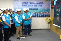 Menteri ESDM, Bahlil Lahadalia (kedua dari kanan) didampingi Direktur Distribusi PLN, Adi Priyanto (kedua dari kiri), dan Direktur Jenderal Ketenagalistrikan Kementerian ESDM, Jisman P. Hutajulu (kiri) menerima pemaparan dari General Manager PLN Unit Induk Wilayah Maluku dan Maluku Utara, Awat Tuhuloula (kanan) terkait kondisi kelistrikan saat momen libur Idulfitri 1446 H di Unit Pelaksana Penyaluran dan Pengatur Beban (UP3B) Maluku, Kota Ambon, Sabtu (5/4).