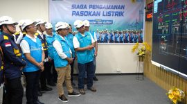 Menteri ESDM, Bahlil Lahadalia (kedua dari kanan) didampingi Direktur Distribusi PLN, Adi Priyanto (kedua dari kiri), dan Direktur Jenderal Ketenagalistrikan Kementerian ESDM, Jisman P. Hutajulu (kiri) menerima pemaparan dari General Manager PLN Unit Induk Wilayah Maluku dan Maluku Utara, Awat Tuhuloula (kanan) terkait kondisi kelistrikan saat momen libur Idulfitri 1446 H di Unit Pelaksana Penyaluran dan Pengatur Beban (UP3B) Maluku, Kota Ambon, Sabtu (5/4).