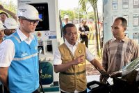 Direktur Utama PLN, Darmawan Prasodjo (kiri) mendampingi Menteri ESDM, Bahlil Lahadalia (tengah) saat melakukan peninjauan SPKLU Pelabuhan Merak, Banten.