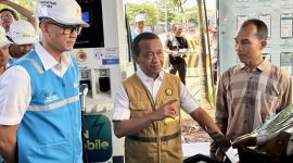 Direktur Utama PLN, Darmawan Prasodjo (kiri) mendampingi Menteri ESDM, Bahlil Lahadalia (tengah) saat melakukan peninjauan SPKLU Pelabuhan Merak, Banten.
