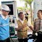 Direktur Utama PLN, Darmawan Prasodjo (kiri) mendampingi Menteri ESDM, Bahlil Lahadalia (tengah) saat melakukan peninjauan SPKLU Pelabuhan Merak, Banten.