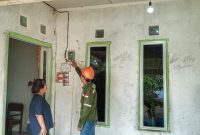 Petugas PLN melakukan penyalaan listrik di salah satu rumah warga di Kecamatan Krayan Timur, Kalimantan Utara. Kini 7 desa di Kalimantan Utara, yakni Desa Pa Raye, Desa Long Mangan, Desa Buduk Kubul, Desa Pamulak, Desa Long Puak, Desa Painan, dan Desa Long Kabid dapat menikmati listrik PLN 24 jam penuh setiap harinya. / foto ist