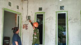Petugas PLN melakukan penyalaan listrik di salah satu rumah warga di Kecamatan Krayan Timur, Kalimantan Utara. Kini 7 desa di Kalimantan Utara, yakni Desa Pa Raye, Desa Long Mangan, Desa Buduk Kubul, Desa Pamulak, Desa Long Puak, Desa Painan, dan Desa Long Kabid dapat menikmati listrik PLN 24 jam penuh setiap harinya. / foto ist
