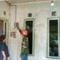 Petugas PLN melakukan penyalaan listrik di salah satu rumah warga di Kecamatan Krayan Timur, Kalimantan Utara. Kini 7 desa di Kalimantan Utara, yakni Desa Pa Raye, Desa Long Mangan, Desa Buduk Kubul, Desa Pamulak, Desa Long Puak, Desa Painan, dan Desa Long Kabid dapat menikmati listrik PLN 24 jam penuh setiap harinya. / foto ist