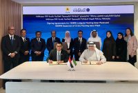 Proses penandatanganan MoU eksplorasi potensi pengembangan proyek PLTS terapung di Waduk Jatigede dan Principles of Agreement penjajakan potensi perluasan PLTS Terapung Cirata antara Direktur Utama PLN, Darmawan Prasodjo (kiri) dengan CEO Masdar, Mohamed Jameel Al Ramahi (kanan) disaksikan oleh jajaran manajemen PLN, Subholding PLN, dan Masdar pada Selasa, (8/4) di Abu Dhabi, Uni Emirat Arab.