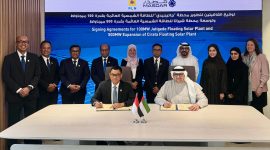 Proses penandatanganan MoU eksplorasi potensi pengembangan proyek PLTS terapung di Waduk Jatigede dan Principles of Agreement penjajakan potensi perluasan PLTS Terapung Cirata antara Direktur Utama PLN, Darmawan Prasodjo (kiri) dengan CEO Masdar, Mohamed Jameel Al Ramahi (kanan) disaksikan oleh jajaran manajemen PLN, Subholding PLN, dan Masdar pada Selasa, (8/4) di Abu Dhabi, Uni Emirat Arab.