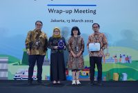 EVP Keuangan Korporat PLN, Maya Rani Puspita (kedua dari kiri) dan VP ESG dan Safeguard PLN, Imam Muttaqien (kanan) mewakili PT PLN (Persero) menerima penghargaan kategori Special Recognition for Outstanding Collaboration on Safeguards dari Asian Development Bank (ADB) yang diserahkan oleh Social Safeguards Specialist ADB, Naning Mardiniah (kedua dari kanan) dan Environmental Safeguards Officer ADB, Dennie Mamonto (kiri) pada Country Operations Mission Wrap-up Meeting di Jakarta (13/3).