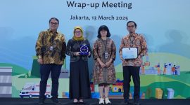 EVP Keuangan Korporat PLN, Maya Rani Puspita (kedua dari kiri) dan VP ESG dan Safeguard PLN, Imam Muttaqien (kanan) mewakili PT PLN (Persero) menerima penghargaan kategori Special Recognition for Outstanding Collaboration on Safeguards dari Asian Development Bank (ADB) yang diserahkan oleh Social Safeguards Specialist ADB, Naning Mardiniah (kedua dari kanan) dan Environmental Safeguards Officer ADB, Dennie Mamonto (kiri) pada Country Operations Mission Wrap-up Meeting di Jakarta (13/3).