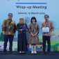 EVP Keuangan Korporat PLN, Maya Rani Puspita (kedua dari kiri) dan VP ESG dan Safeguard PLN, Imam Muttaqien (kanan) mewakili PT PLN (Persero) menerima penghargaan kategori Special Recognition for Outstanding Collaboration on Safeguards dari Asian Development Bank (ADB) yang diserahkan oleh Social Safeguards Specialist ADB, Naning Mardiniah (kedua dari kanan) dan Environmental Safeguards Officer ADB, Dennie Mamonto (kiri) pada Country Operations Mission Wrap-up Meeting di Jakarta (13/3).