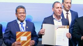Tri Susanto selaku Direktur Utama PT Pelayaran Bahtera Adhiguna dan Mathieu Geze selaku Direktur Utama PT HDF Energy Indonesia menandatangani Mou Studi Implementasi Teknologi Hidrogen pada sektor Perkapalan