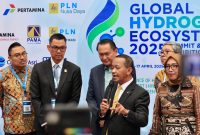 Menteri Energi dan Sumber Daya Mineral (ESDM) RI Bahlil Lahadalia didampingi Dirut PLN (Persero) Darmawan Prasodjo dan Dirjen EBTKE Kementerian ESDM, Prof Eniya Listiani Dewi memberikan keterangan pers selepas pembukaan Global Hydrogen Summit 2025 pada Selasa (15/4)  di Jakarta.