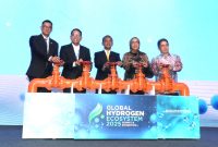 Menteri Energi dan Sumber Daya Mineral (ESDM), Bahlil Lahadalia (tengah), Sekretaris Jenderal Kementerian ESDM, Dadan Kusdiana (kedua dari kiri), Direktur Energi Baru Terbarukan dan Konservasi Energi Kementerian ESDM, Eniya Listiani Dewi (kedua dari kanan), Direktur Utama PLN, Darmawan Prasodjo (kiri), dan Direktur Utama Pertamina Geothermal Energy Tbk., Julfi Hadi (kanan) ketika meresmikan pembukaan acara Global Hydrogen Ecosystem Summit 2025 di Jakarta pada Selasa (15/4).