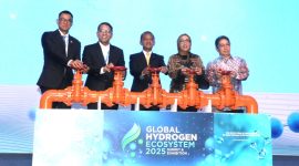 Menteri Energi dan Sumber Daya Mineral (ESDM), Bahlil Lahadalia (tengah), Sekretaris Jenderal Kementerian ESDM, Dadan Kusdiana (kedua dari kiri), Direktur Energi Baru Terbarukan dan Konservasi Energi Kementerian ESDM, Eniya Listiani Dewi (kedua dari kanan), Direktur Utama PLN, Darmawan Prasodjo (kiri), dan Direktur Utama Pertamina Geothermal Energy Tbk., Julfi Hadi (kanan) ketika meresmikan pembukaan acara Global Hydrogen Ecosystem Summit 2025 di Jakarta pada Selasa (15/4).