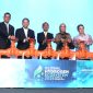 Menteri Energi dan Sumber Daya Mineral (ESDM), Bahlil Lahadalia (tengah), Sekretaris Jenderal Kementerian ESDM, Dadan Kusdiana (kedua dari kiri), Direktur Energi Baru Terbarukan dan Konservasi Energi Kementerian ESDM, Eniya Listiani Dewi (kedua dari kanan), Direktur Utama PLN, Darmawan Prasodjo (kiri), dan Direktur Utama Pertamina Geothermal Energy Tbk., Julfi Hadi (kanan) ketika meresmikan pembukaan acara Global Hydrogen Ecosystem Summit 2025 di Jakarta pada Selasa (15/4).