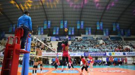 Tim voli putri Jakarta Electric PLN saat bertanding melawan Gresik Petrokimia Pupuk Indonesia pada Putaran Pertama PLN Mobile Proliga 2025 Seri Malang di GOR Ken Arok, Malang, Jumat (17/1). Pada pertandingan tersebut, Jakarta Electric PLN berhasil meraih kemenangan dengan skor 3-0.