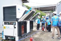 Karyawan PLN Nusantara Power sedang menyiapkan unit Hydrogen Fuel Cell Generator (HFCG) sebagai langkah uji coba pemanfaatan energi bersih dan mandiri berbasis hidrogen. Uji coba tersebut dilaksanakan di Gili Ketapang pada awal tahun 2025./ foto ist