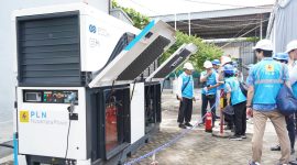 Karyawan PLN Nusantara Power sedang menyiapkan unit Hydrogen Fuel Cell Generator (HFCG) sebagai langkah uji coba pemanfaatan energi bersih dan mandiri berbasis hidrogen. Uji coba tersebut dilaksanakan di Gili Ketapang pada awal tahun 2025./ foto ist