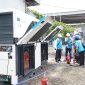 Karyawan PLN Nusantara Power sedang menyiapkan unit Hydrogen Fuel Cell Generator (HFCG) sebagai langkah uji coba pemanfaatan energi bersih dan mandiri berbasis hidrogen. Uji coba tersebut dilaksanakan di Gili Ketapang pada awal tahun 2025./ foto ist