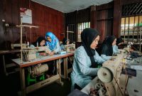 Ibu-ibu di Muara Angke tengah mengikuti kegiatan di Rumah Jahit, salah satu program CSR PLN Nusantara Power untuk memberdayakan perempuan di sekitar Unit Pembangkitan Muara Karang.