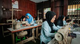 Ibu-ibu di Muara Angke tengah mengikuti kegiatan di Rumah Jahit, salah satu program CSR PLN Nusantara Power untuk memberdayakan perempuan di sekitar Unit Pembangkitan Muara Karang.
